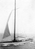 907-Shamrock III appearing out of fog with her Gaff broken. July 1903.