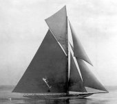 912-Shamrock III in smooth water. August 1903.
