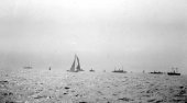 1013-Fourth Race - Resolute beating Shamrock IV boat for boat. July 1920.