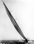 1486-Shamrock V on the wind. 1930.